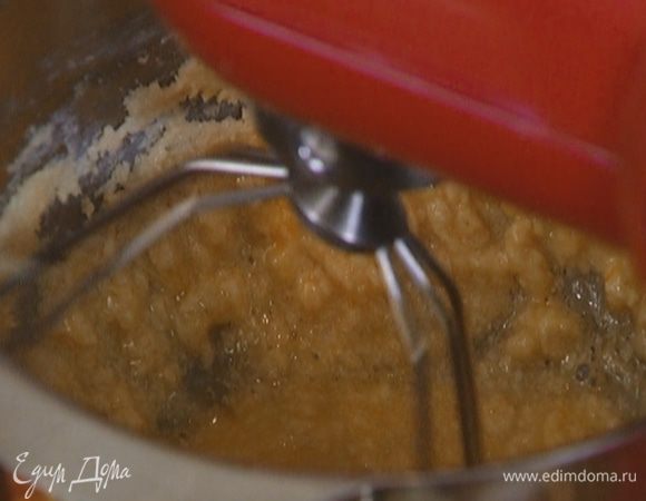 По одному ввести яйца.