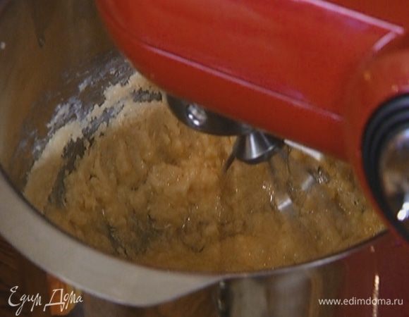 Не выключая комбайна, всыпать немного муки с разрыхлителем, добавить мед.