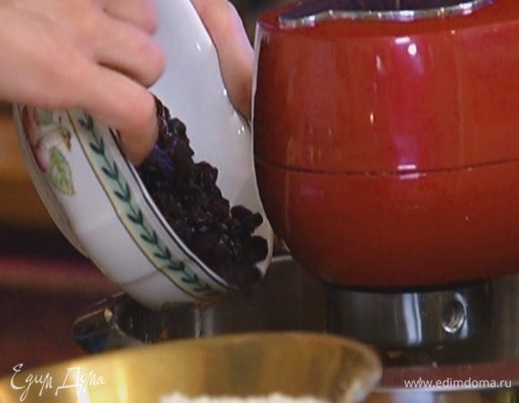 Продолжая вымешивать, небольшими порциями ввести взбитые апельсины с миндалем, затем добавить изюм и выключить комбайн.