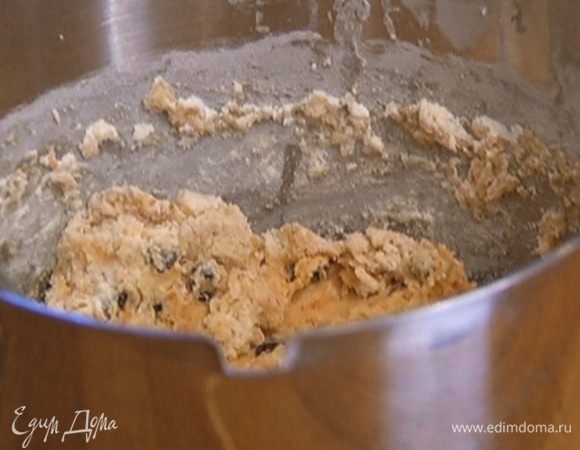 Всыпать в тесто оставшуюся муку и вымешать ложкой.