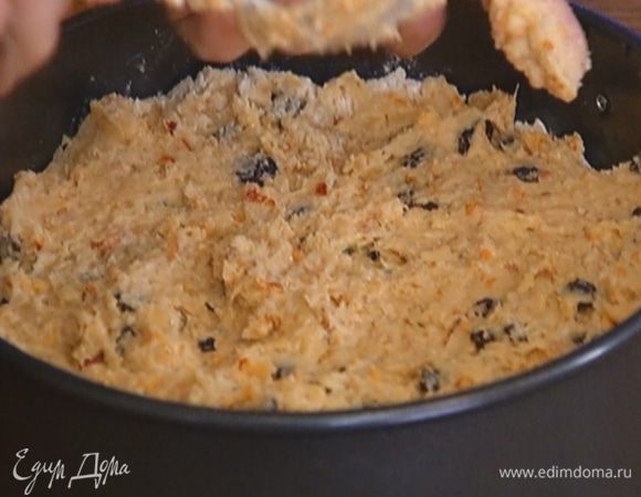 Небольшую разъемную форму смазать оливковым маслом, выложить тесто и разровнять.
