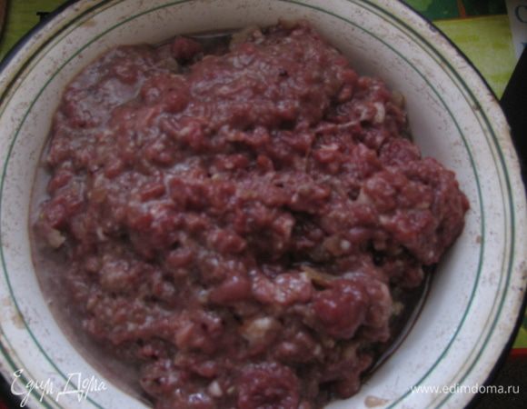 Начнем пожалуй с фарша. Куриные сердечки перекрутить вместе с луком.Посолить поперчить.