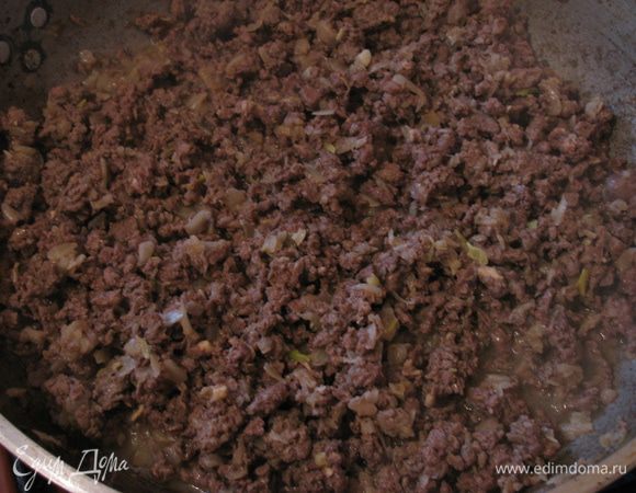 Обжариваем фарш.