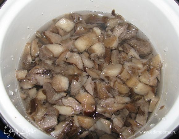 Теперь займемся соусом.Нарезанные грибы отвариваем и отцеживаем.