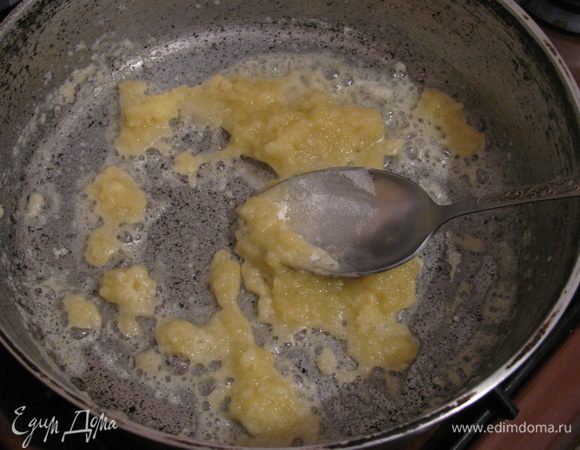 Сливочное масло обжарим с мукой.  