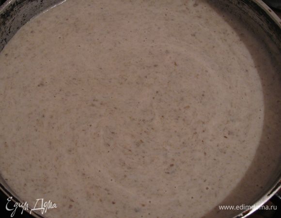 Вливаем половину грибного отвара. Растворяем муку.Вливаем оставшийся отвар и грибы,зелень.Солим перчим.Блендером взбиваем всю массу.Вливаем сливки и доводим до кипения.Соус готов.