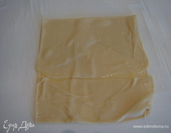 Тесто обильно смазываем подсолнечным маслом, складываем конвертом и пока откладываем. Тоже самое делаем с остальными частями теста.