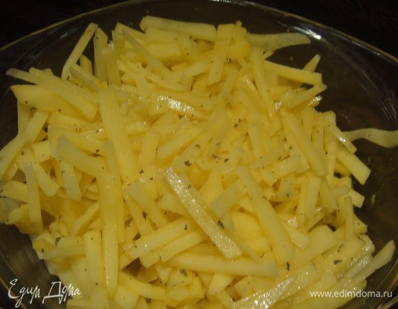 Картофель чистим, нарезаем тонкой соломкой, перчим, солим, добавляем куркуму.