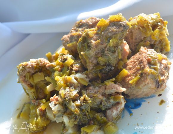 Приготовление: Мясо порезать кусочками 40 грамм каждый. Зелень крупно порубить, чеснок мелко нарезать, положить эстрагон и кориандр. Укладывать в кастрюлю слоями. Слой мяса , слой зелени, слой ткемали и так несколько раз до заполнения кастрюли. Залить вином, добавить аджику и воду так, чтобы мясо было полностью покрыто жидкостью. Посолить, добавить измельченный перец и тушить на медленном огне 1, 5  - 2 часа. МИР ВАМ!