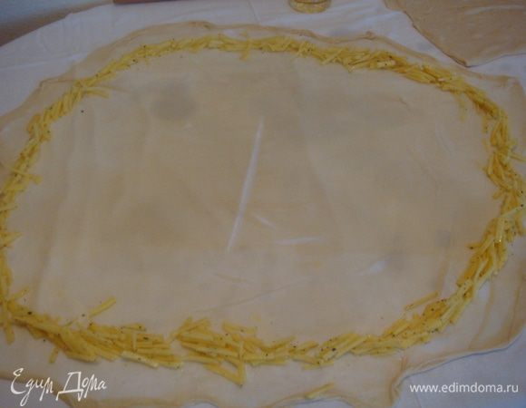 Берем 1 часть теста, аккуратно раскладываем, в середине делаем надрез ножом, а по краю выкладываем картофель.