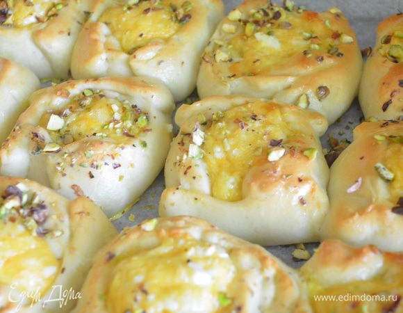 Разделите тесто на кусочки в 120 грамм. Раскатайте тесто в квадрат и на середину положите 3 ст.л. начинки. Края тесто смажьте смесью желтка и воды. Сверните во внутрь так , чтобы середина осталась открытой. Поставьте в теплое место на 15 минут. Смажьте порожки желтком и посыпьте оставшимися фисташками. Выпекайте в разогретой до 180 градусов духовке 25 – 30 минут. МИР ВАМ!