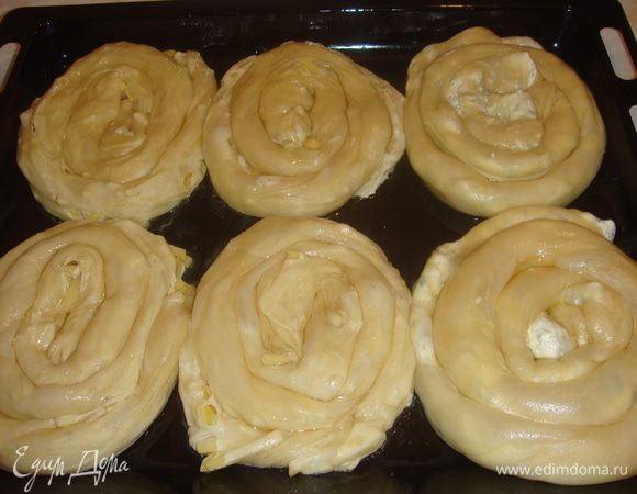 Противень смазываем маслом, выкладываем наши пироги. Выпекаем в заранее разогретой духовке 30–40 минут. Приятного аппетита!