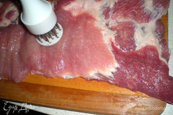 Мясо разрезать по горизонтали,чтобы получился прямоугольный пласт.Отбить.Я отбиваю специальной штуковиной в которой много острых шил.Можно часто натыкать острым ножом,таким образом из кухни не будет раздаваться грохот от ударов молотка,хотя и им запросто можно.