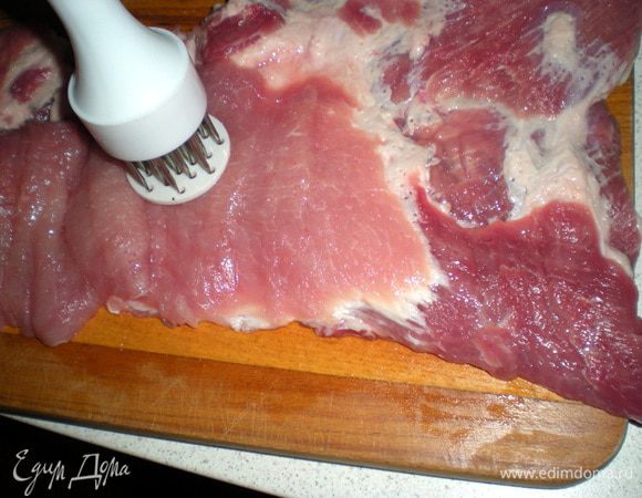 Мясо разрезать по горизонтали,чтобы получился прямоугольный пласт.Отбить.Я отбиваю специальной штуковиной в которой много острых шил.Можно часто натыкать острым ножом,таким образом из кухни не будет раздаваться грохот от ударов молотка,хотя и им запросто можно.
