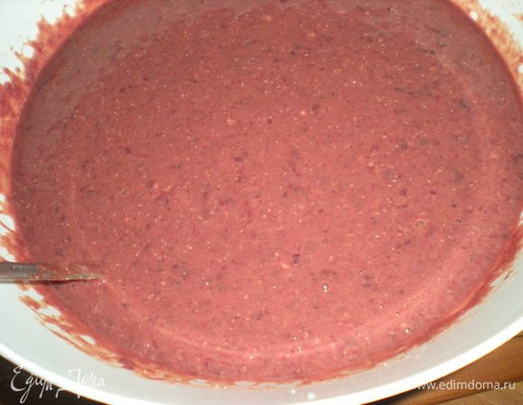 Печень промыть,хорошенько почистить,удалить плёнки и жилки.Нарезать на кусочки залить молоком и оставить на пол часика.Затем прокрутить в мясорубке,прямо с молоком.Посолить,добавить яйца,муку(можно манку)Хорошенько всё перемешать,если получается густовато,долейте ещё молока,если жидко,то добавьте муки.Масса должна получиться как на блины.Жарить блины на раскалённой сковороде с двух сторон,по 1-2 мин. с каждой стороны.