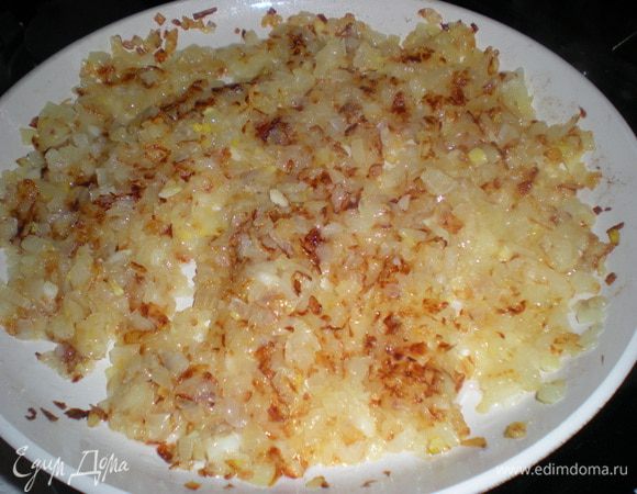 Лук нарезать и обжарить в растительном масле.