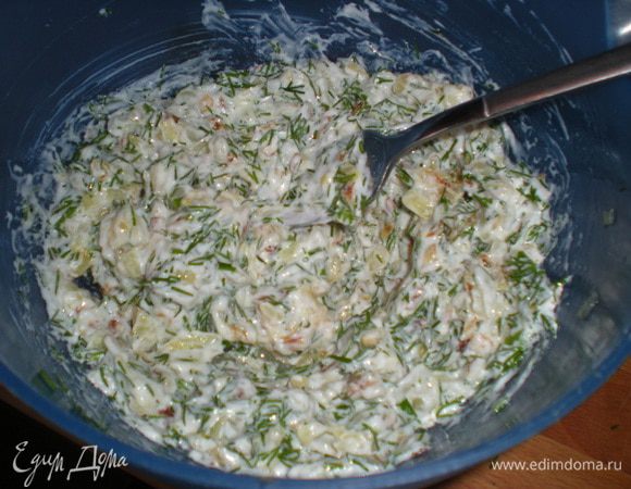 Смешать лук с майонезом и укропом.