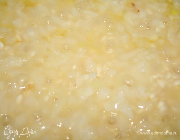 Делаем ризотто.
Лук измельчить и обжарить на смеси оливкового и сл масел. Добавить рис, посолить, готовить 1 минуту, помешивая. Добавить вино. Когда оно выпариться добавить немного овощного бульона и шафран. Далее готовить 18 минут, подливая бульон по мере необходимости. В конце добавить пармезан и перемешать.