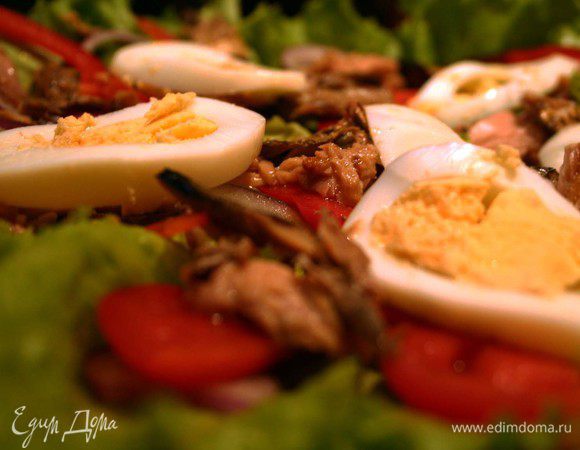 В это время приготовим салат.
Сварить яйца вкрутую.
Красный лук порезать полукольцами и сбрызнуть лимонным соком.
На плоскую большую тарелку выложить салатные листья, перец, порезанный полукольцами, анчоусы, лук. Тунец слегка размять вилкой и выложить сверху. Добавить яйца, порезанные кружочками, и листики базилика.
Смешать оливковое масло и лимонный сок и полить салат заправкой.