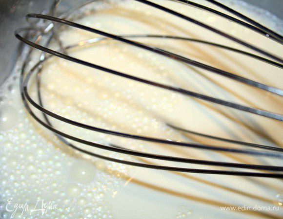 Делаем сырный соус для ризотто.
Сливки и сливочный сыр подогреваем в сотейнике и размешиваем до однородной массы.
Поливаем сырным соусом наше ризотто.
Приятного аппетита!