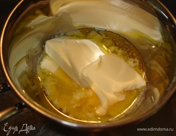 Духовку разогреть до 200°.Сливочное масло растопить на водяной бане.
