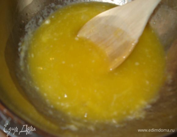 Соединить растопленное масло и сах.пудру.Затем добавить яйцa,перемешать до объединения.Всыпать муку.Затем добавить изюм вместе с ромом,соль.
