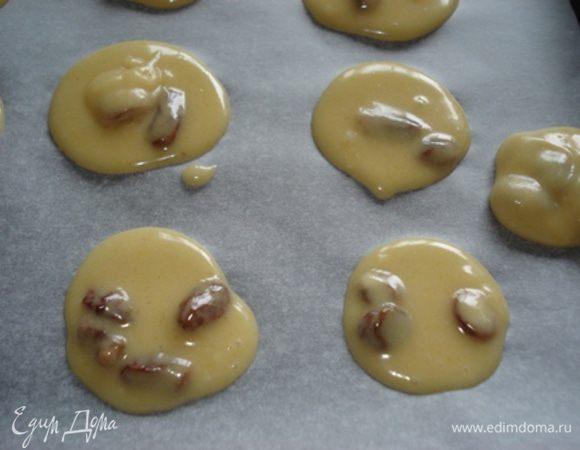 Противень застелить пергаментом.При помощи чайной ложки выложить тесто на противень,формируя небольшие кружочки.Вапекать 10 мин.