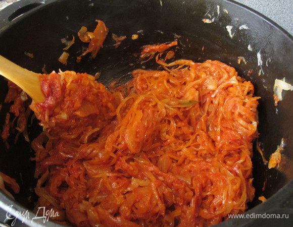 Пока рулька запекается готовим капусту: В чугунной сковороде или казанке разогреваем масло, лук нарезаем полукольцами и обжариваем пару минут.Добавляем нарезанный чеснок и обжариваем еще 5 минут до золотистого цвета. Добавляем  хорошо отжатую капусту и на сильном огне обжаривает пару минут, добавляем лаврушку, накрываем крышкой и на небольшом огне, помешивания тушим 30 минут.Немного посолить. Затем добавляем томат-пасту и тушим еще 10 минут. 