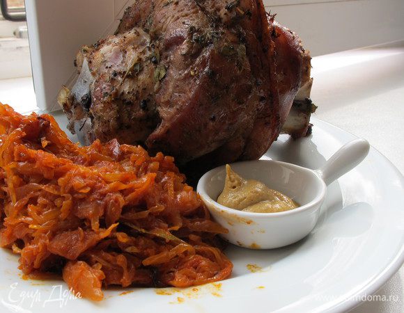 Подавать рульку с капустой, горчицой и хорошим пивом!!!Приятного аппетита!!!