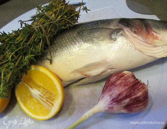 Рыбу вымыть, удалить внутренности и обсушить. В брюшко положить дольки лимона, веточки чабреца и раздавленный ножом чеснок.