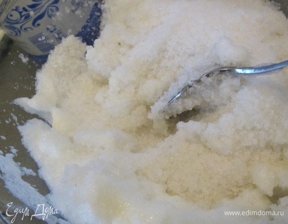 В миске взбить белки, добавить всю соль и тщательно перемешать.