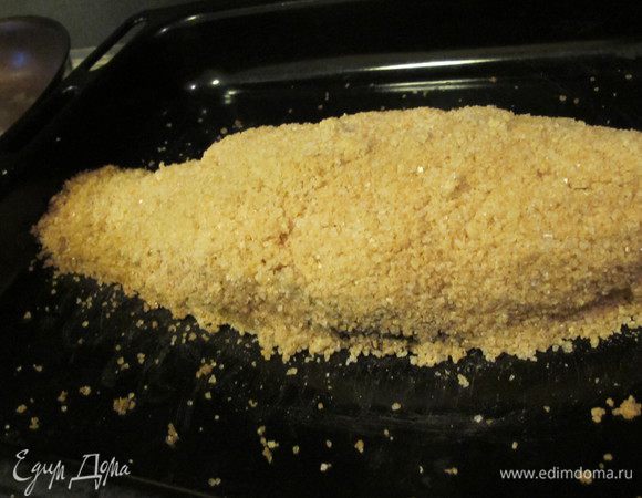 Выпекать рыбу 30 минут при температуре 200 гр. Посмотрите как зазолотился панцирь.