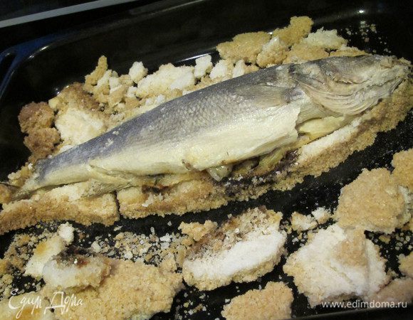 Теперь аккуратно, но уверенно разбиваем панцирь молоточком для отбивания мяса, и аккуратно отделяем рыбу от кожи и подаем к столу.Приятного аппетита!!!