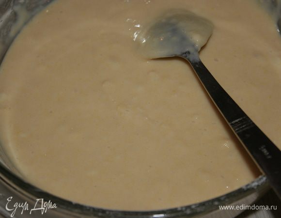 Банку сгущенки смешаем с разрыхлителем, мукой и яйцом. 