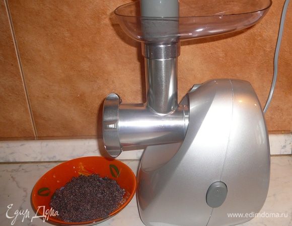 Начинка - 200 г мака залить крутым кипятком выше уровня мака на 1 см. Плотно накрыть  и дать настояться один час. Мак увеличится в объеме, разбухнет. Лишнюю воду слить. Перекрутить мак на мясорубке 3-4 раза, он станет мягким и воздушным.