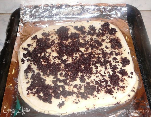 Этого количества теста хватает на 2 пирога. Для одного пирога раскатать 4 круглых пласта. Уложить первый пласт теста на пергаментную бумагу или на фольгу, смазанную растительным маслом, на тесто выложить маковую начинку и равномерно распределить по всей поверхности.