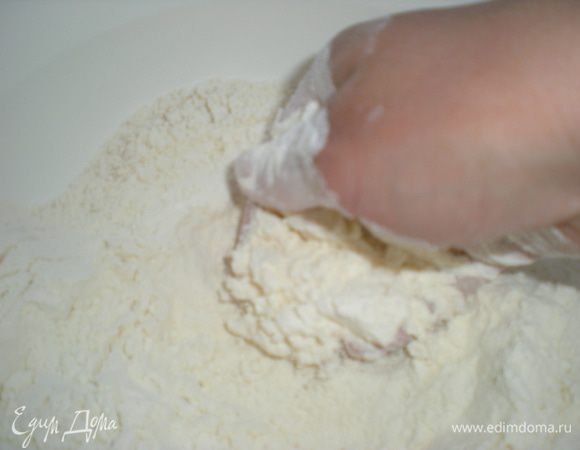 Просейте муку в миску, добавьте сахар, соль и дрожжи. Дрожжи втирайте в тесто кончиками пальцев.