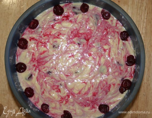 Форму для выпекания смазываем сливочным маслом или застилаем пекарской бумагой. Выкладываем ягоды вишни на дно в произвольном порядке. Заливаем тесто. Снова укладываем вишни. Ложечкой поливаем тесто вишневым соком от ягод и делаем узоры. Выпекаем 20 минут при 200С. Украшаем по желанию. У меня растопленный шоколад. Приятного аппетита! :) 