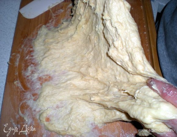 Продолжайте замешивать тесто.