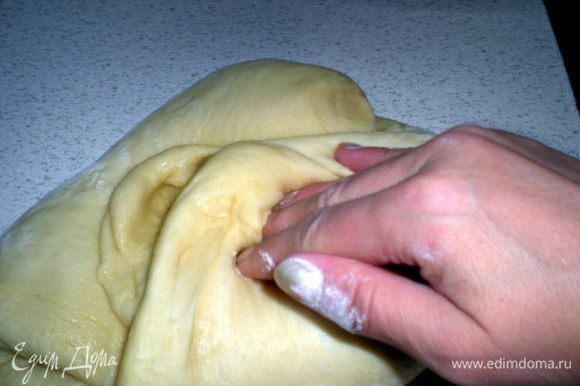 Еще немного подпылим поверхность и и выложим тесто из миски с помощью скребка.Бертине рекомендует складывать тесто:с краёв заворачиваем тесто внутрь.