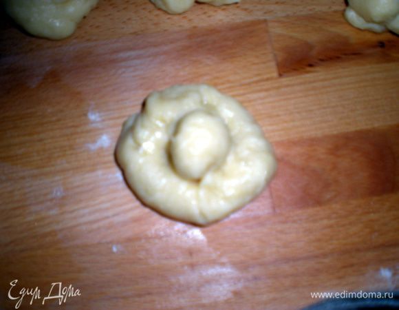 Получаются такие головастики. Формочки смажьте маслом (бумагой из-под масла).