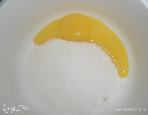 Яичные желтки растереть с сахарной пудрой. 