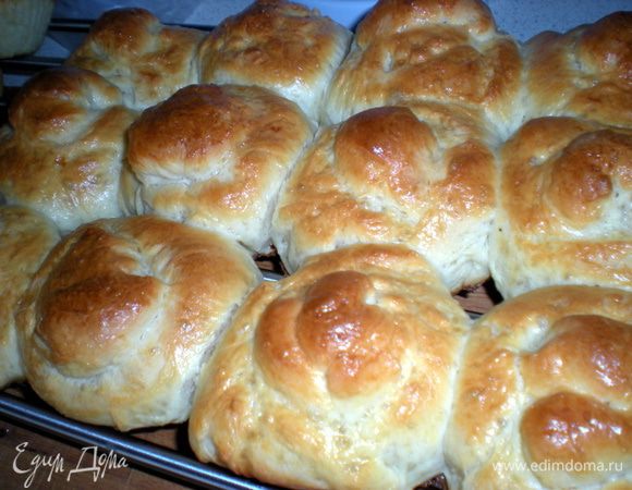 Выпекайте в одной форме. Для этого булочки выложите в форму не очень плотно, после расстойки и выпечки они срастутся и получится такая буханочка.