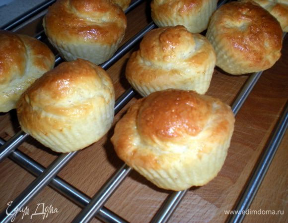 Готовые булочки остудите на решетке. Угощайтесь сами и угощайте своих близких! А если булочек получилось много, то заморозьте их полностью готовыми и размораживайте при комнатной температуре.