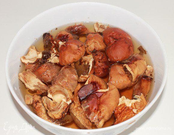 Замочить грибы на 2-3 часа