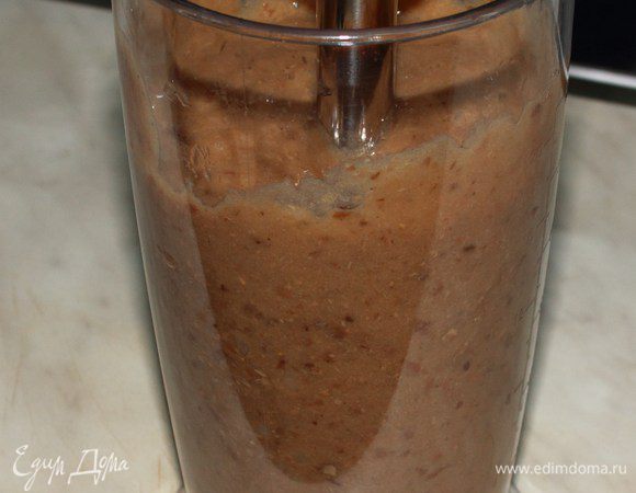 Картофельно-грибной бульон слить ,а овощи положить в блендер ,добавить полстакана бульона и измельчить.