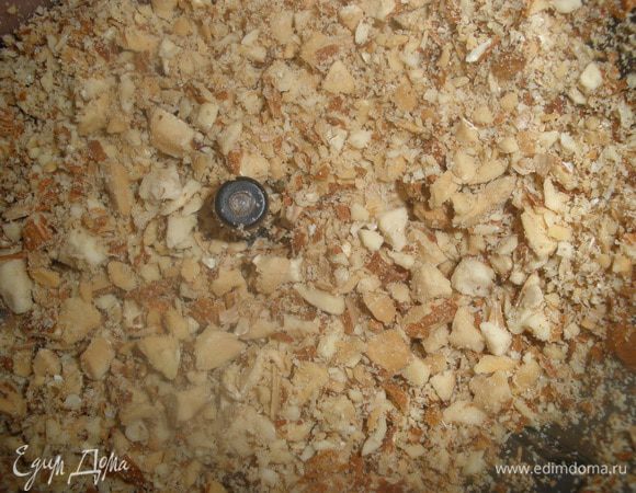 Орехи изрубить в блендере на мелкие кусочки,но не в муку. 