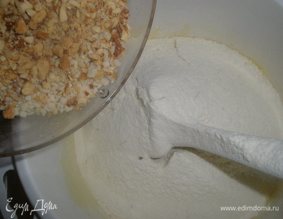 Муку просеять, смешать с рублеными орехами. Смешать все ингредиенты для теста.  
