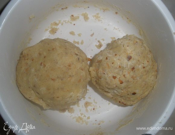 Тесто скатать в шар (я всегда, когда делаю подобное печенье делю на 2 шара поменьше, так оно лучше промерзает и собирать его удобнее), завернуть в пленку и убрать в холодильник на 1 час. 