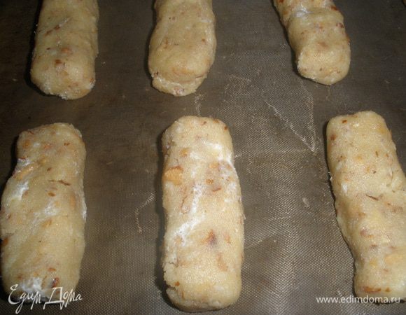 Достать тесто, обмять его немного и скатать из него узкие палочки длиной 5 см и толщиной 1 см. 